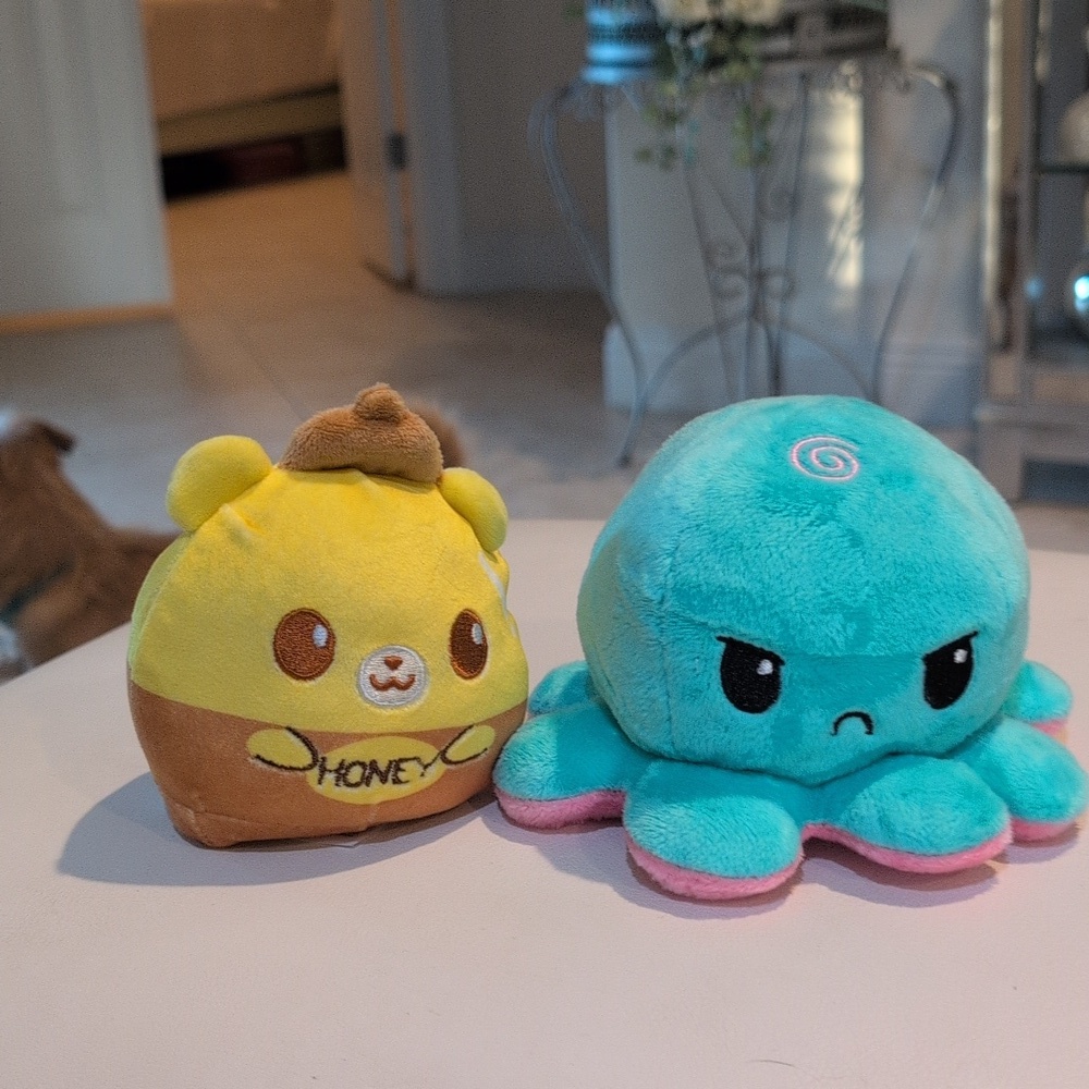 TeeTurtle Reversable Plushie -  Pink/ Blue Octopus - Picture 7 of 7